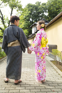 浴衣 着物 男女 カップル ポートレート 緑 屋外 外 全身 後ろ姿 手を繋ぐ Stock Photo Adobe Stock