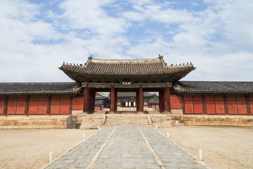Obraz premium Honghwamun, the main gate of Changgyeonggung Palace in Seoul, South Korea, viewed from the front.