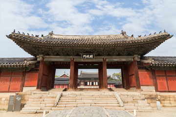 Fototapeta premium Honghwamun, the main gate of Changgyeonggung Palace in Seoul, South Korea, viewed from the front.