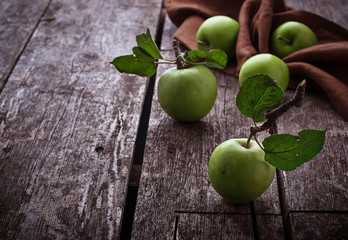 Fototapeta na wymiar Green apples on wooden background
