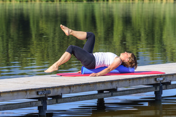 Pilates-Übung mit Rolle