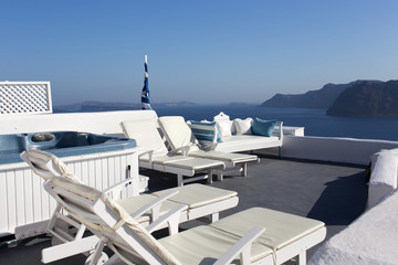Obraz premium Sunbathing area with a beautiful view of the sea and mountains