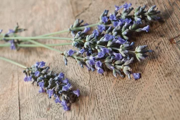 Selbstklebende Fototapete Lavendel Lavendelstrauß auf altem Holzhintergrund