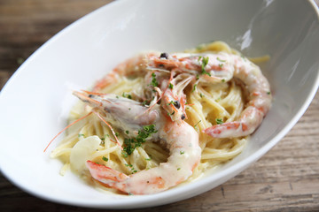 Spaghetti white sauce with shrimp