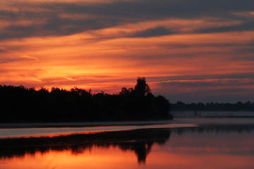 Obraz premium Sunrise over the river