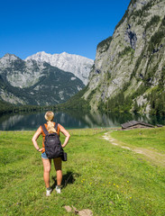 Obraz premium Frau blickt auf den Obersee