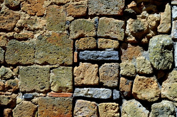 Alte unregelmäßige Mauer