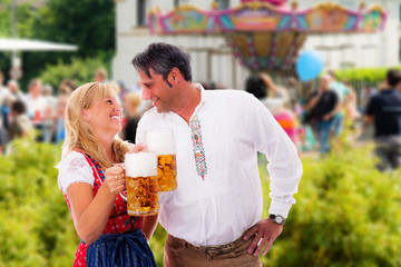 paar feiert mit einem mass das oktoberfest