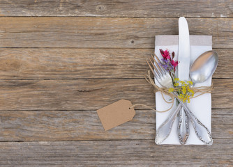 Besteck Tischgedeck mit Serviette und Blumen