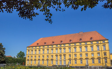 Fototapeta na wymiar Garden and main building of the University of Osnabruck