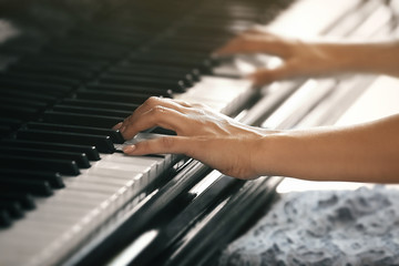 Obraz premium Beautiful woman playing piano