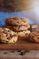 Frisch gebackene Kekse auf einem Holzbrettchen