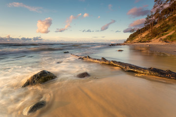 Zachód słońca nad plażą morską,klify na wyspie Wolin © Mike Mareen