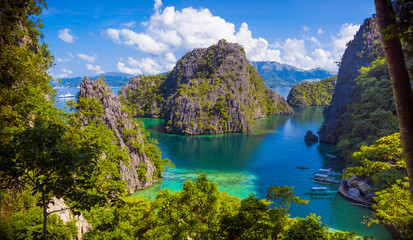 Fototapeta Twin Lagoon Paradise With Limestone Cliffs - Coron, Palawan - Philippines  obraz