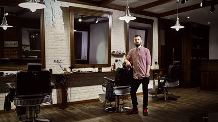 Obraz na płótnie Canvas Mens hairdresser at workplace in the Barber shop