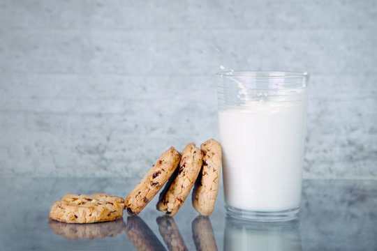 Kekse lehnen an einem Milchglas