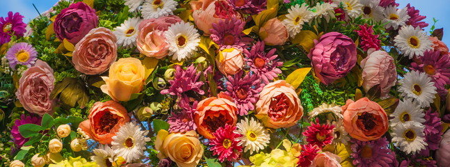 Obraz na płótnie Canvas Decorative flower arrangement of roses, lilies and other flowers