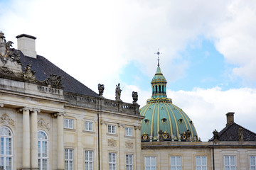 Fototapeta na wymiar Blick auf Königspalast Amalienborg Slot und Frederikskirche oder Marmorkirche in Kopenhagen 