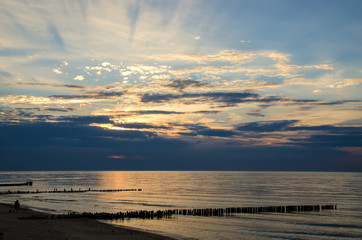 Obraz premium SUNSET OVER BALTIC SEA. The sun glistens on the water
