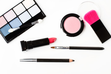 Set de maquillaje sobre fondo blanco aislado. Vista superior