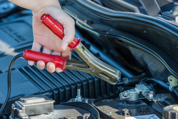 starterkabel an die autobatterie befestigen