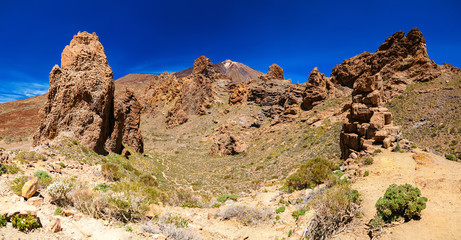 Fototapeta premium panoramic view of Los Roques de Garcia and Teide volcano