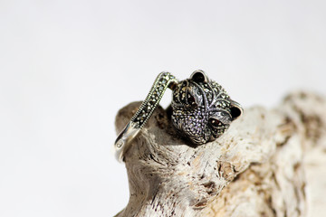 Black spinel diamond silver ring in the form of a cat's head.