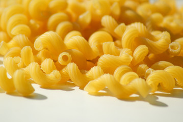Сырые макароны на белом столе