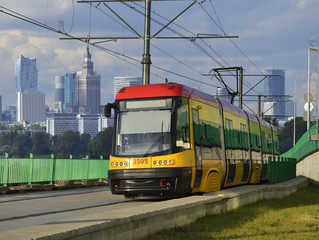 Fototapeta Panorama nowoczesnej Warszawy, miejskie środki transportu obraz