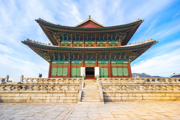 Obraz premium Punkt orientacyjny pałacu Gyeongbokgung w Seulu