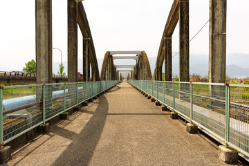 コンクリートの長いアーチの橋