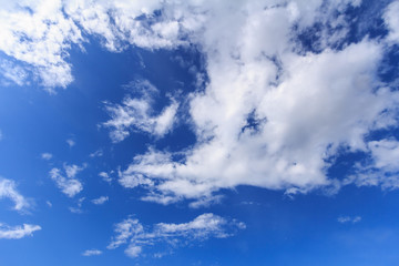 Naklejka premium Blue sky background with white clouds. The vast blue sky and clouds sky on sunny day. White fluffy clouds in the blue sky.