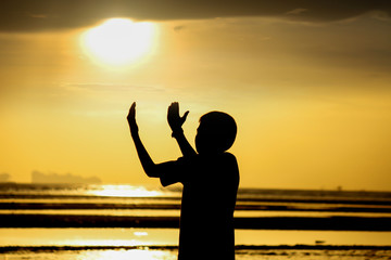 Fototapeta premium silhouette boy praying