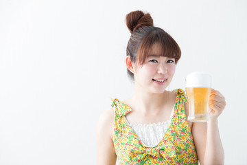 ビールを飲む女性・白壁