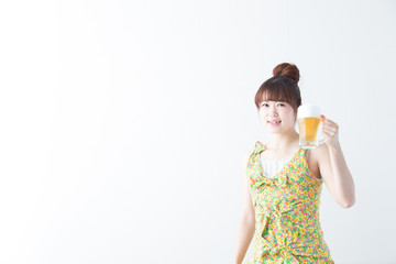 ビールを飲む女性・白壁