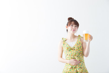 ビールを飲む女性・白壁