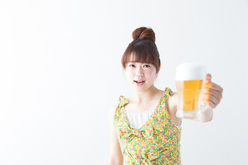 ビールを飲む女性・白壁