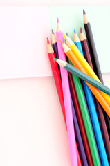 Ricreazione. Tutti insieme allegramente, vista dall'alto di matite colorate sovrapposte, concetto di pausa, divertimento, insieme. Verticale, spazio testo.