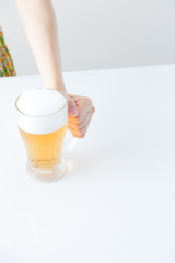 ビールを飲む女性