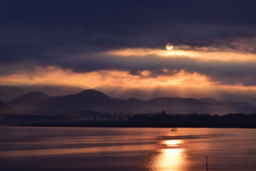 Obraz premium Sunrise at the lake