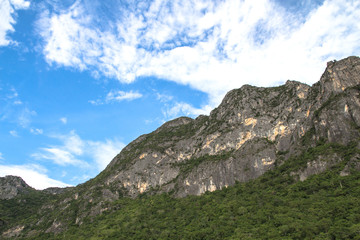 Naklejka premium Beautiful calcite mountain with blue sky at khao sam roi yod nat