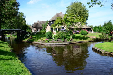 Fototapeta na wymiar Giethoorn, Netherlands -typical dutch county side of houses and gardens