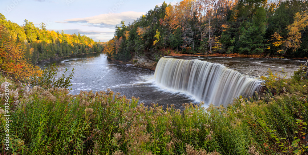 Wall mural tahquamenon falls