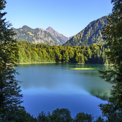 Blick auf den idyllisch gelegenen Freibergsee bei Oberstdorf