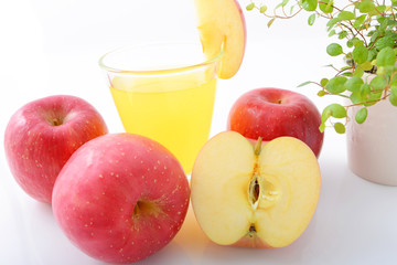 新鮮なリンゴとジュース