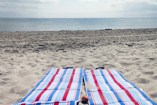 Strandliv p&aring; en folktom strand