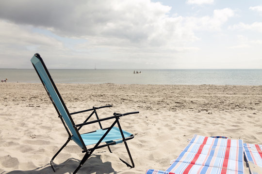 Strandliv p&aring; en folktom strand