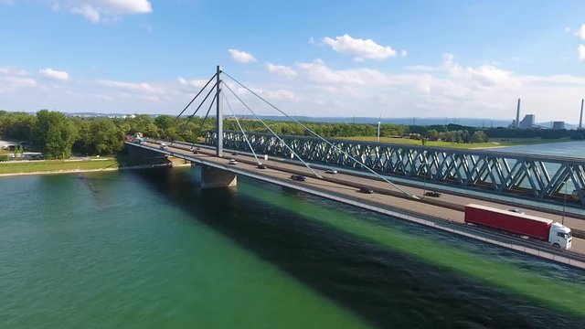 Rheinbr&uuml;cke Grenze Rheinland Pfalz und Baden W&uuml;rtemberg mit Auto und LKW Verkehr