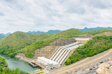 Naklejka premium Dam and river in green forest