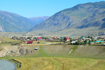 Obraz premium Село Чибит на правом берегу реки Чуя, горный Алтай